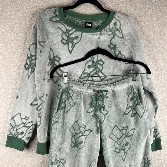 Disney Star Wars Grogu 2 Piece Loungewear Sweatshirt with Sweatpants Size Small - Picture 2 of 6